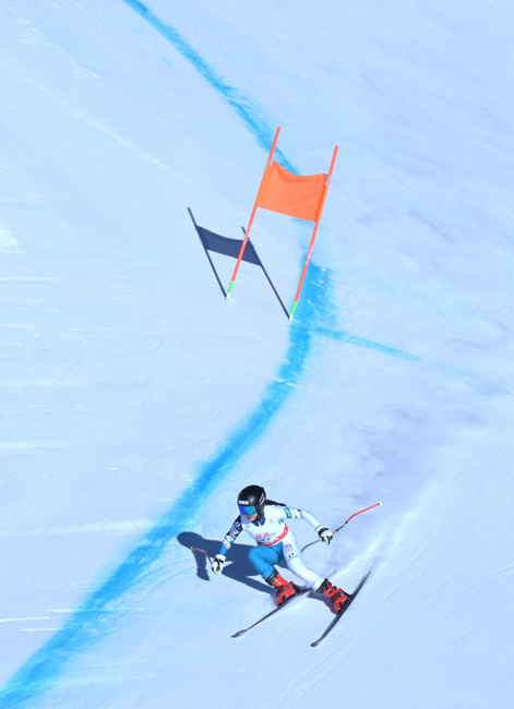 高山滑雪在速度与技巧的精妙结合中尽显滑雪运动的魅力