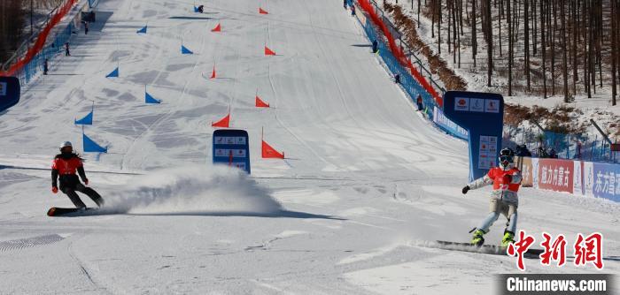 “十四冬”单板滑雪平行大回转比赛首金诞生